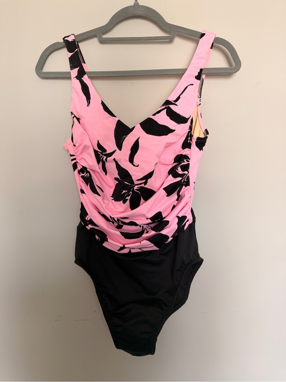 Miraclesuit Pink Black Floral One Piece Swimsuit Built in underwire bra Size 12